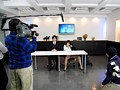 平然と性交 初めてメインキャスターに抜擢された私は視聴率の為なら生放送中にマ●コを弄られてもチ●ポをブチ込まれアへ顔を晒しても原稿を読み続けるセックス中毒の女子アナとしてお茶の間を賑わせています。 吉沢明歩2