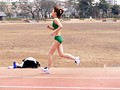 トラックで輝く女子陸上界のスレンダークビレ美少女！強豪大学現役長距離エースまいAVデビュー1