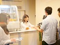 雑誌に載るほど美少女のカフェ店員を脱がしてみたら過剰に反応する薄いピンクのチクビ！誰にでも優しく接するめっちゃイイ娘だったけど、勝手にAVデビューさせちゃいました。 依頼ナンパVol.56