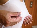 娘の友人の乳首が透けてて我慢できない 紗藤まゆ9