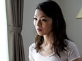 長期海外赴任でノーブラが日常的な友人の妻が帰国して…。 小花まなみ1