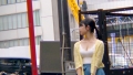 カフェでバイトしながら短大に通う19歳の美少女はるかちゃん参上！応募理由は「学費の返済と…AV男優とヤリたいな♪」10代のピチピチ短大生のアソコはつるっつるのパイパン！経験人数4人で全員彼氏。5人目はAV男優！中でイッたことないピチピチ短大生はバックで突かれて人生初のマ〇コイキ！「マ〇コでイクって素晴らしいことなんですね♪」それは良かった！