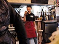 働く姿が愛くるしい。カタコトの女子店員。リン22歳 神坂ひなの7