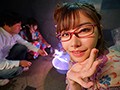 至近距離に彼女がいるのに耳元でコソコソ口説いてくるささやき誘惑中出し 深田えいみ6