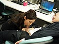 部下が疲れて眠りにつく時、厳しい女上司が、素顔を見せて…。 残業後に始まる、逆夜●い性交。 白木優子6