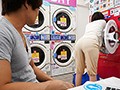 コインランドリーで下着を落とす人妻 七緒夕希1