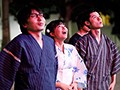 花火大会の夜、狂わせた突然の大雨片思いのクラスメイトと駆け込んだラブホ相部屋雨宿り中出し 根尾あかり1