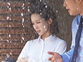 濡れ透けて露出した女上司のブラジャーにボクは我慢できず、全てぶち撒けたゲリラ豪雨の夕暮れ。 小島みなみ2
