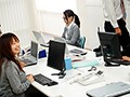 職場の隅にいる地味な人妻と、僕はゴム無し不倫をしている―。 水戸かな1