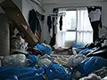 隣人のゴミ部屋で異臭中年おやじに抜かずの連撃中出し46発で孕まされた制服女子の末路… 桜もこ1