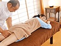 声を出せずに私は何度もイカされて… ～人妻の肉体を敏感に開発する汗だく性感マッサージ～ 初音みのり1