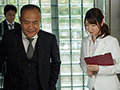 人妻秘書、汗と接吻に満ちた社長室中出し性交 『逸材。』超・大型新人《秘書》シリーズに登場―。 安みなみ1