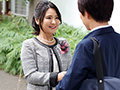 卒業式の後に…大人になった君へ義母からの贈り物―。 マドンナ専属美熟女が艶やかな色気で門出を祝うー。 綾瀬麻衣子1