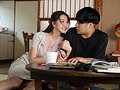 汗ほとばしる人妻の圧倒的な腰振りで、僕は一度も腰を動かさずに中出ししてしまった。 愛弓りょう1