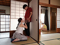 汗ほとばしる人妻の圧倒的な腰振りで、僕は一度も腰を動かさずに中出ししてしまった。 愛弓りょう5