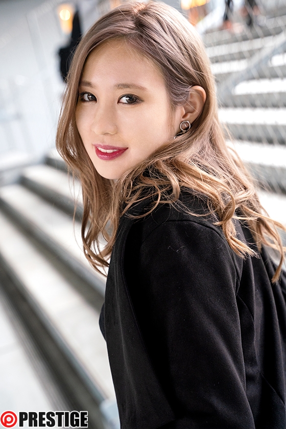 ストリート・クイーン AV debut！！ かれん(21) 女子大生 街の視線を集める路上の女王がAV参戦！ 柊かれん1