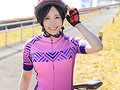 新人 よく見ると可愛い！ ロードバイク乗り女子大生がぴちぴちサイクルジャージを脱いで中出しAVデビュー 角名つむぎ1