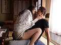 汗ほとばしる人妻の圧倒的な腰振りで、僕は一度も腰を動かさずに中出ししてしまった。 小松杏2