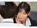 囁き淫語とにやにや挑発パンチラでオフィスで中出しをせがんでくる誘惑女上司 香椎花乃2